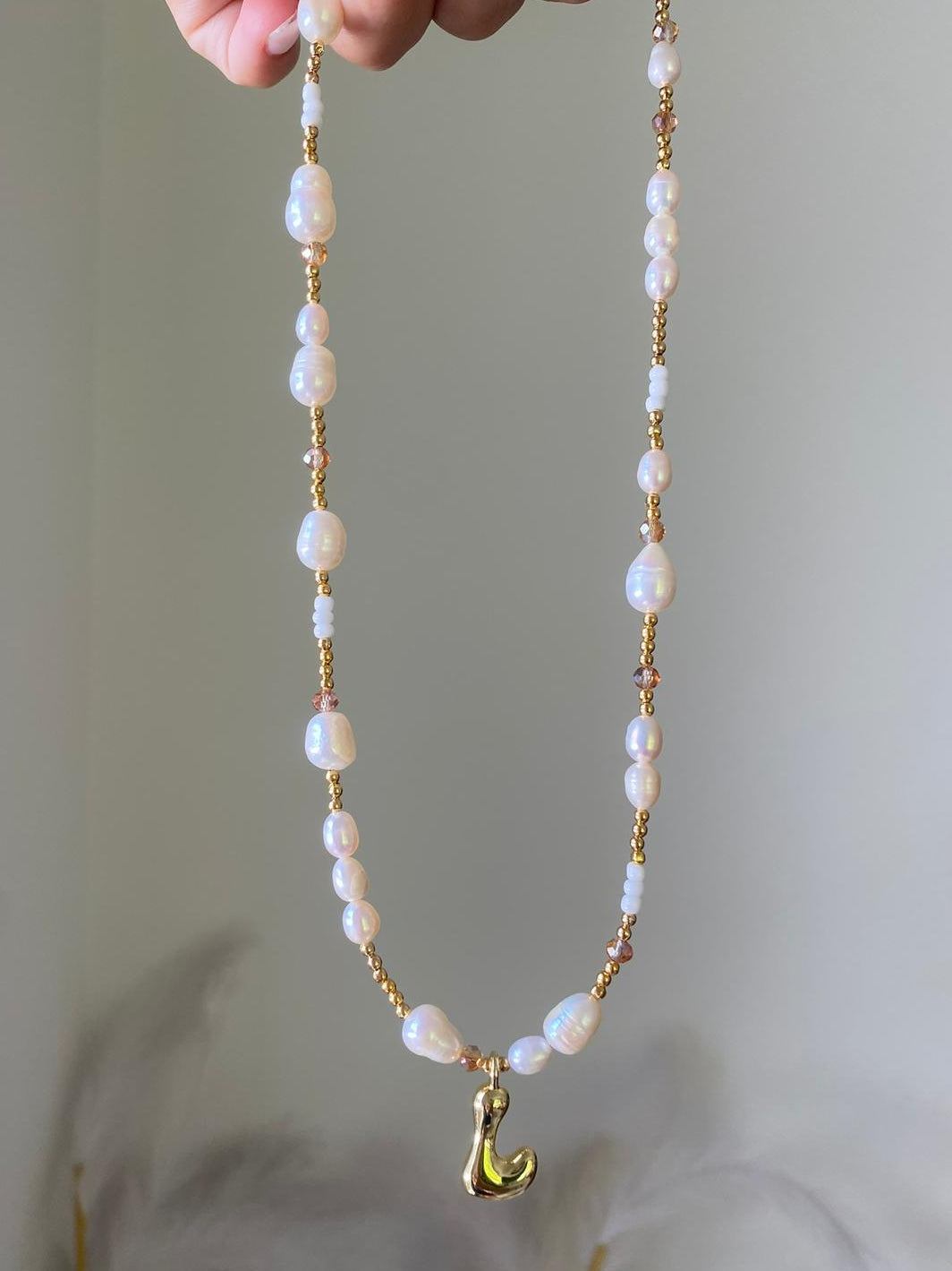 The Bianca necklace with an gold bubble L initial